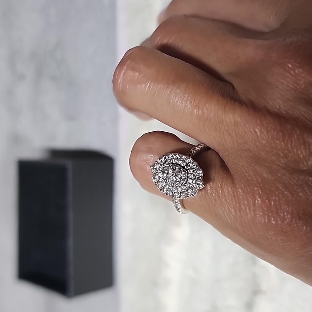 Diamond engagement/ cocktail ring - Picture 9 of 13